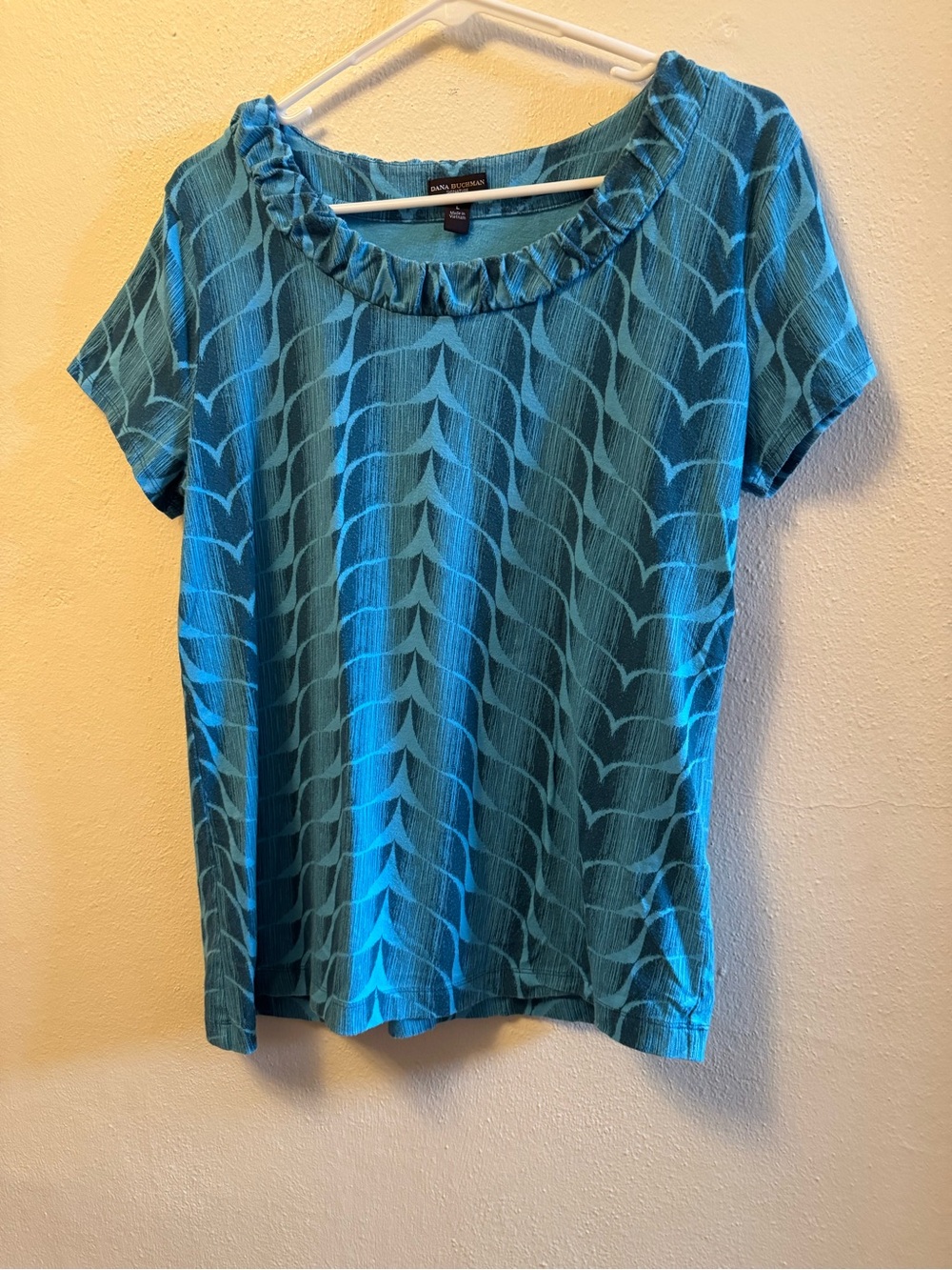 Dana Buchman Turquoise Blue Geometric Print Blouse Short Sleeve Ruched Neck Top